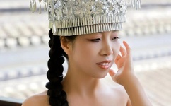 绿鱼头套男孩发声